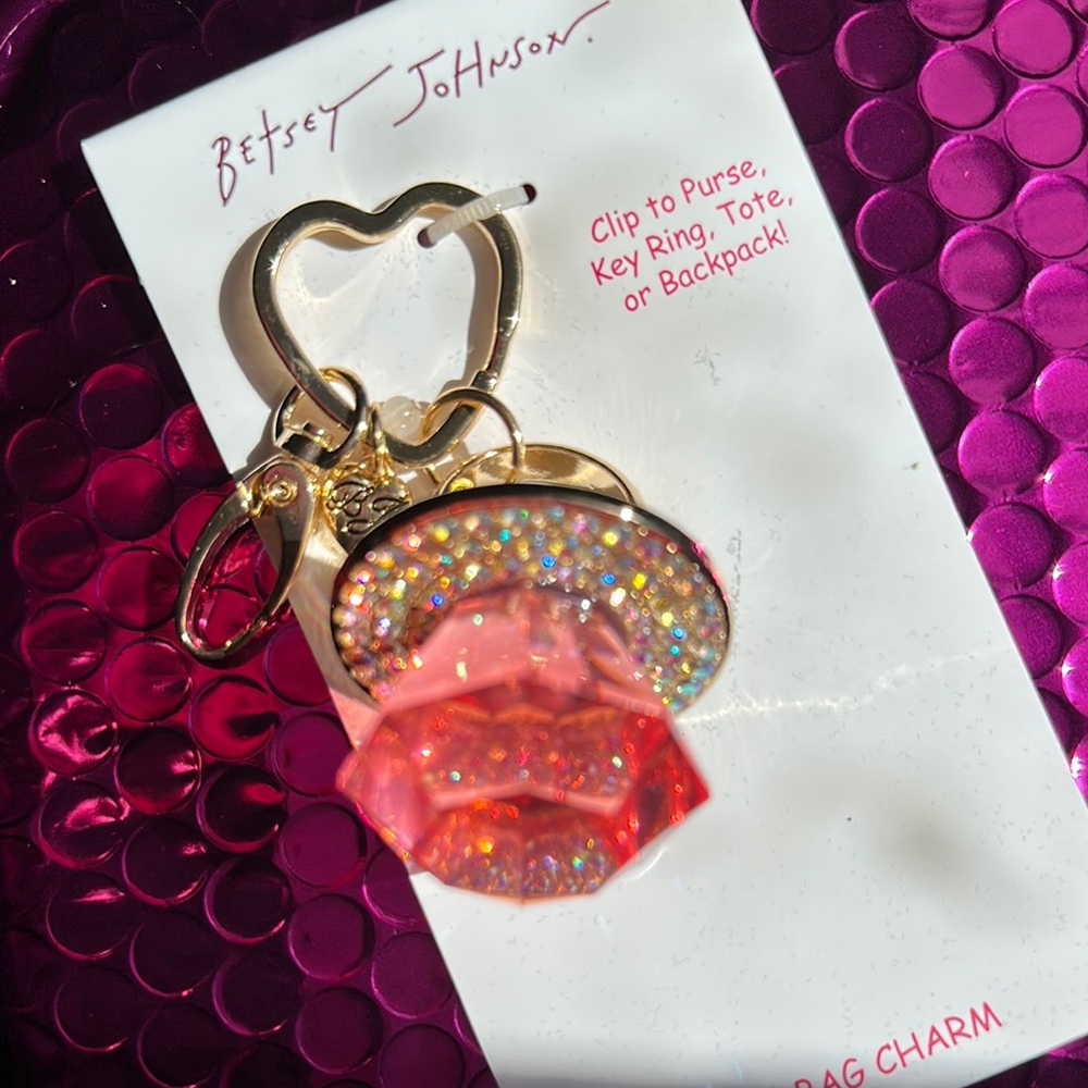 Ring pop Betsy Johnson key/bag charm